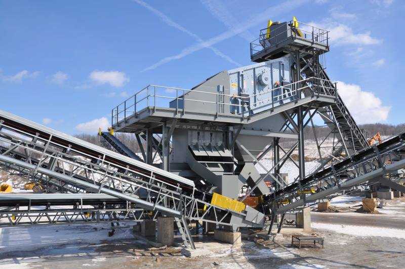 Screen Station Buildings and Screen Feed&Discharge Conveyors Steel Structures: Scalping screen station with “roll-away” over chute